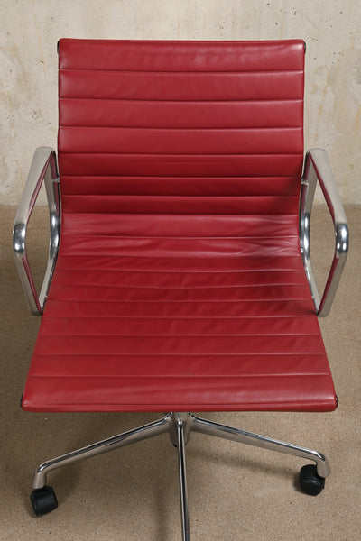 Charles & Ray Eames EA117 Office Chair Aubergine Leather, Vitra