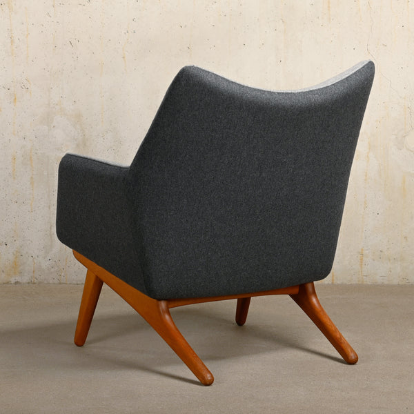 Illum Wikkelsø Easy Chair in Oak and Grey wool for Mikael Laursen