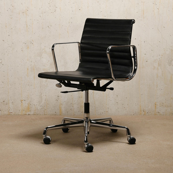 Charles & Ray Eames EA117 Office chair Nero leather, Vitra