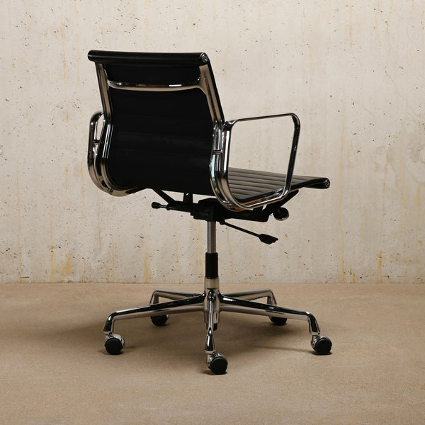 Charles & Ray Eames EA117 Office chair Nero leather, Vitra
