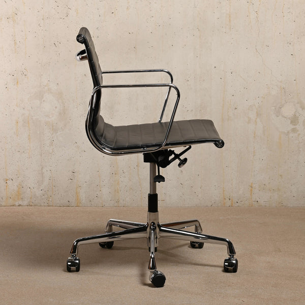 Charles & Ray Eames Desk Chair EA117 Black leather