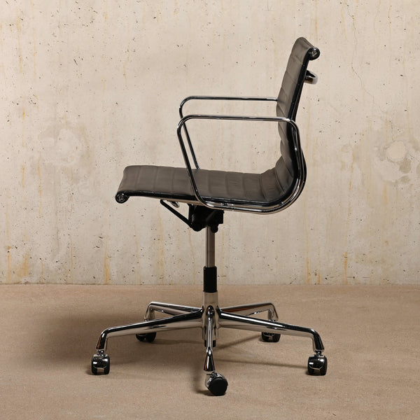 Charles & Ray Eames Desk Chair EA117 Black leather