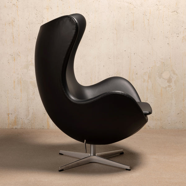 Arne Jacobsen Egg Chair in Essential Black Leather for Fitz Hansen